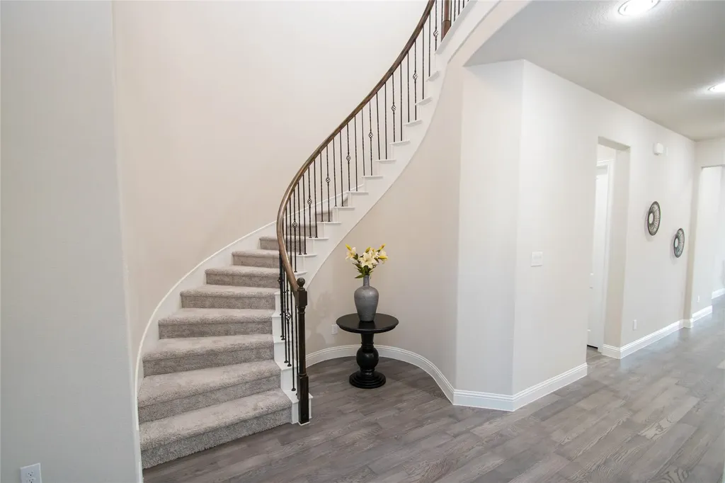 12709 Royal Oaks Lane Farmers Branch TX 75234