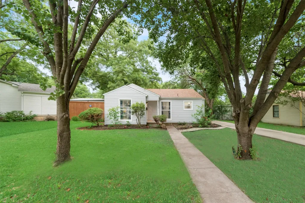 1103 W Russell Avenue Carrollton TX 75006