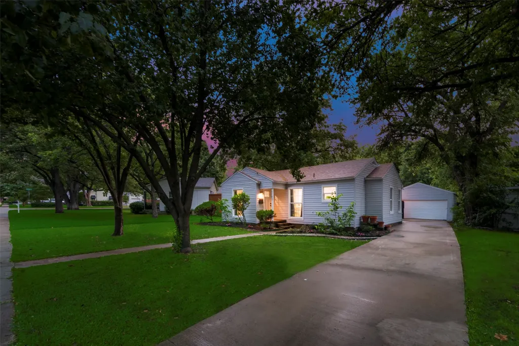 1103 W Russell Avenue Carrollton TX 75006