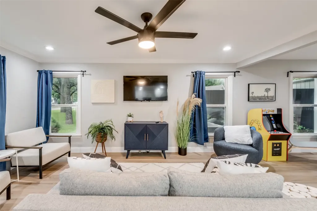 1103 W Russell Avenue Carrollton TX 75006