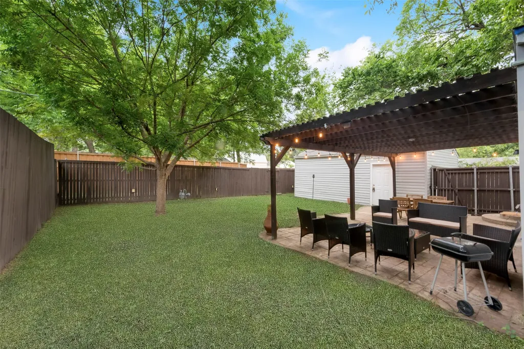 1103 W Russell Avenue Carrollton TX 75006