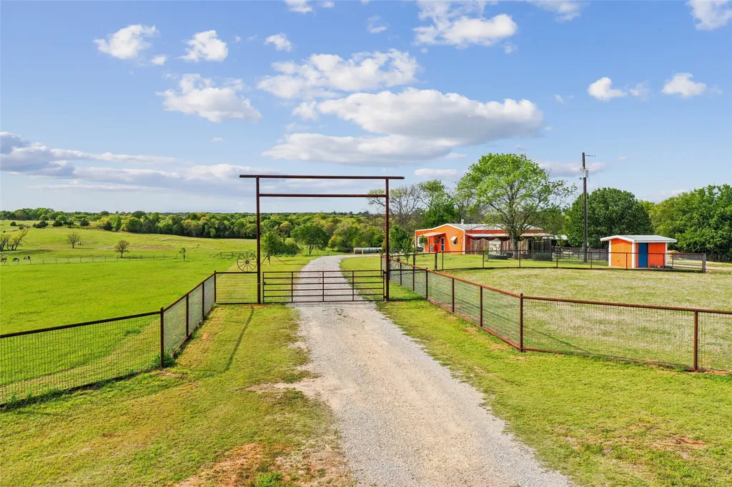1406 N Johnson Loop Montague TX 76251