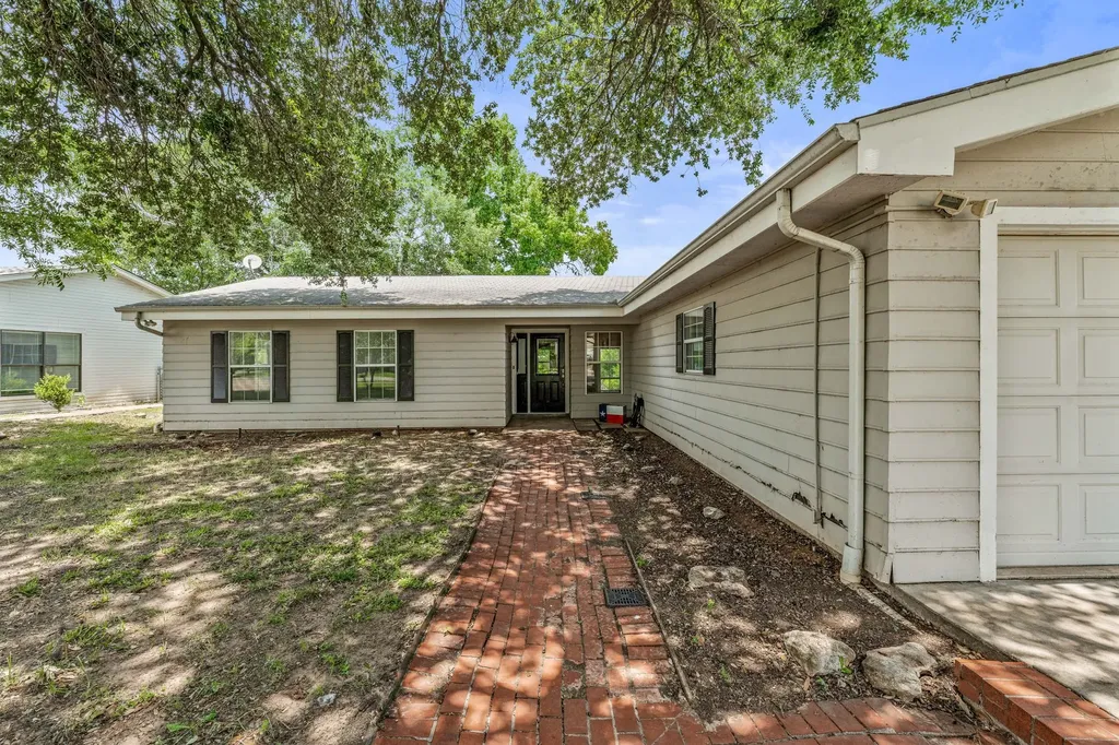 4013 Cherokee Court Granbury TX 76048