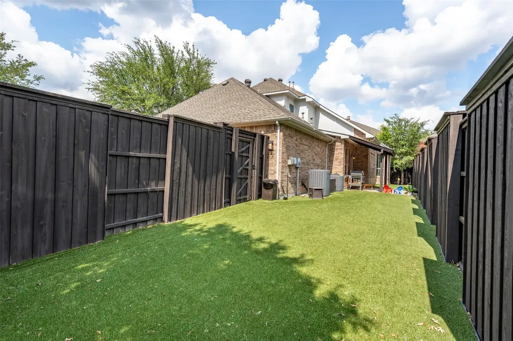 18265 Brighton Green Dallas TX 75252