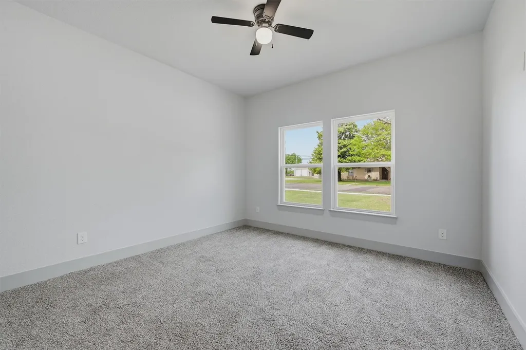 1015 Holiday Sherman TX 75090
