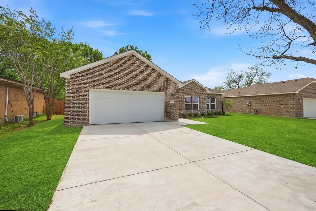 1015 Holiday Sherman TX 75090