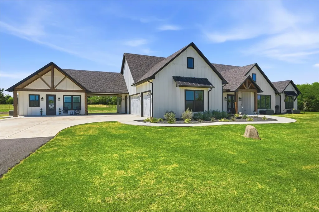1726 County Road 1255 Savoy TX 75479