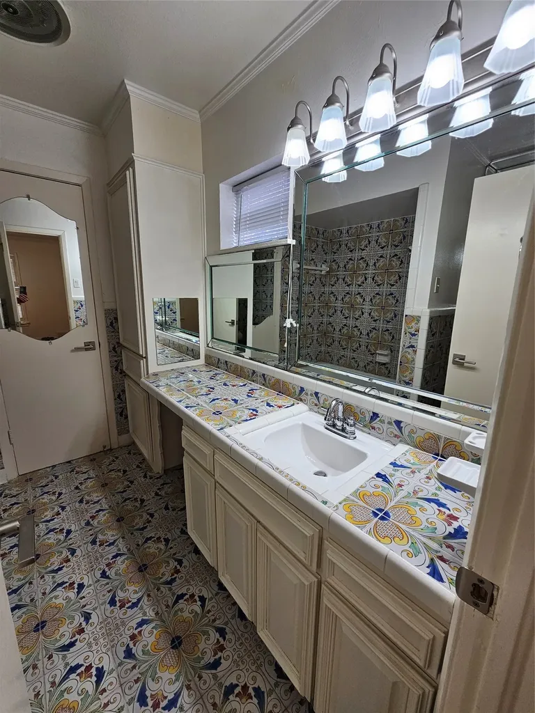 6517 Happy Lane Dallas TX 75230