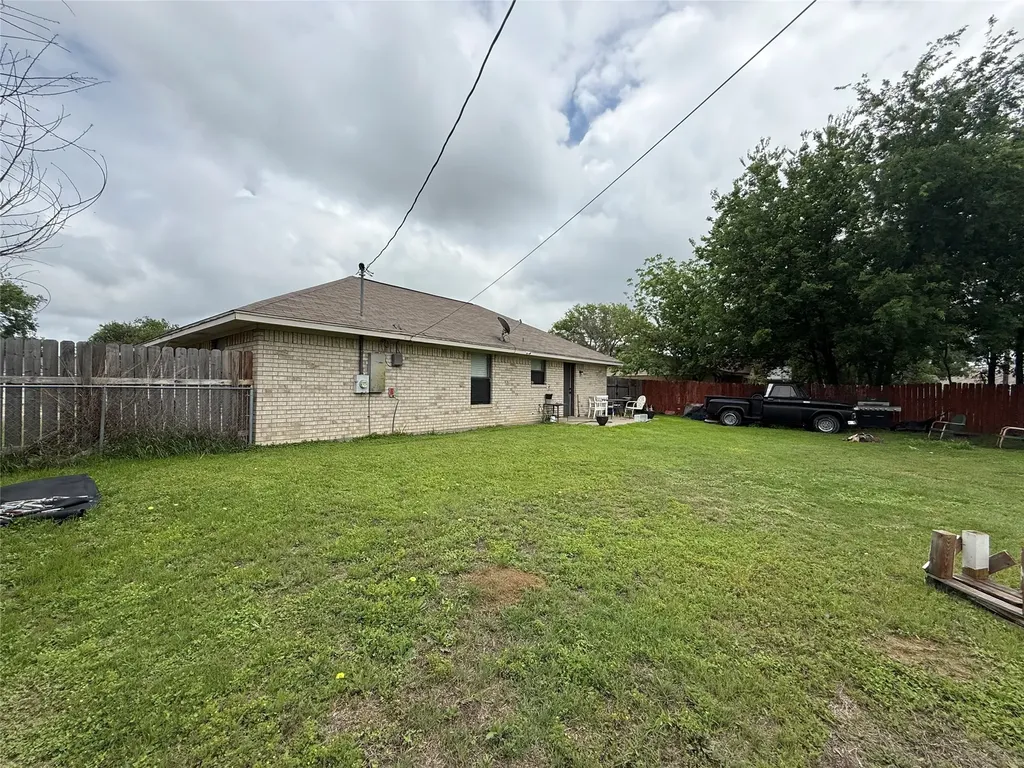 1004 Clover Street Bellmead TX 76705