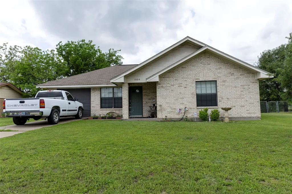 1004 Clover Street Bellmead TX 76705