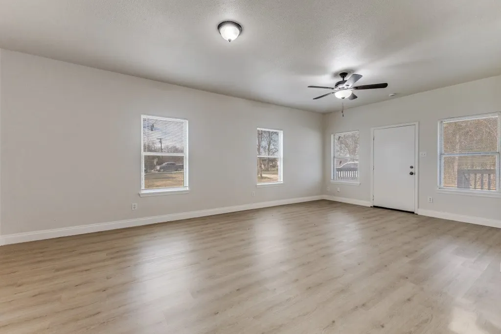 711 S 3rd Avenue E Dawson TX 76639