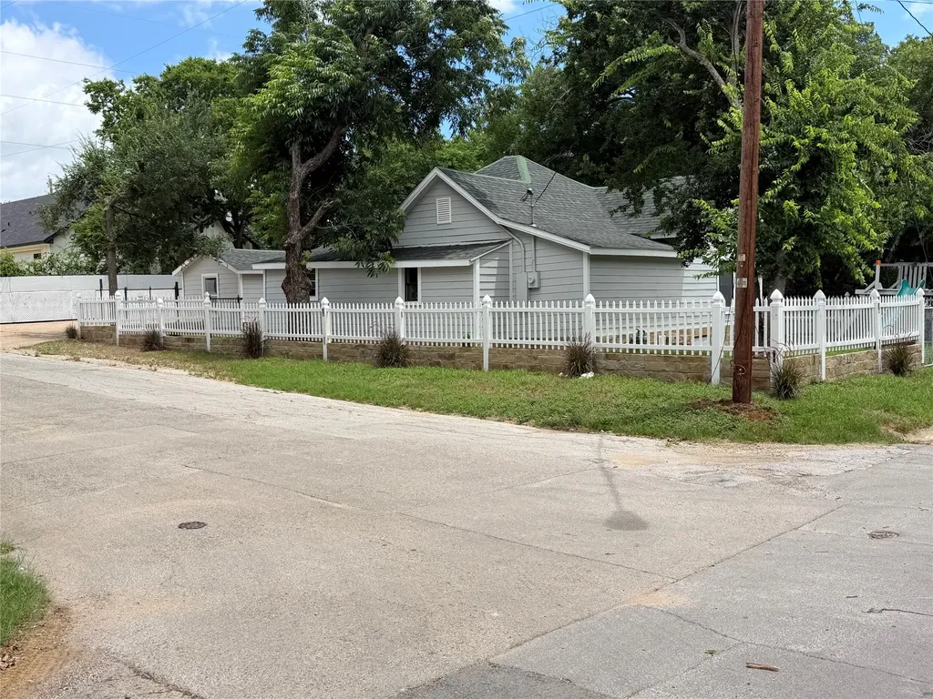 701 Olive Street Cleburne TX 76031