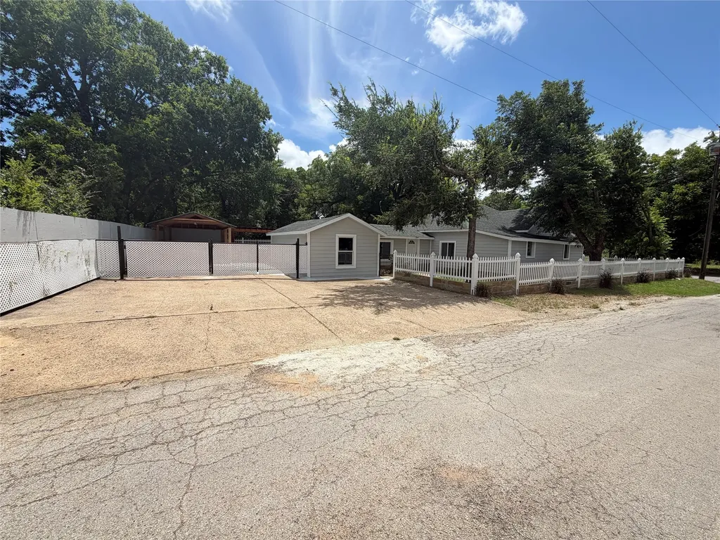 701 Olive Street Cleburne TX 76031