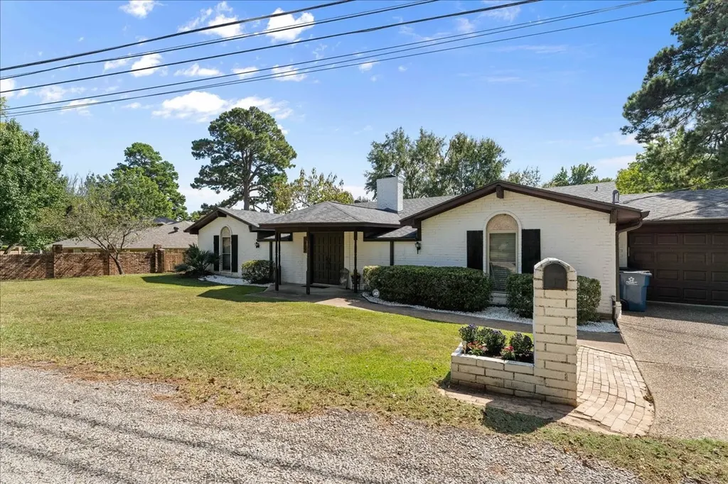 2002 W Lake Drive Gladewater TX 75647