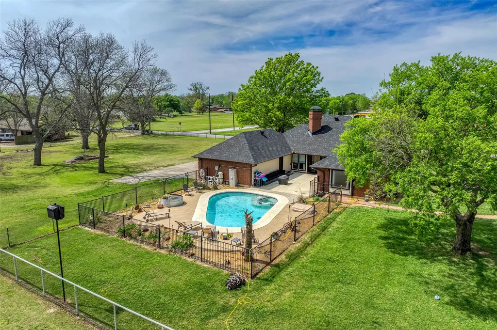 501 N Van Zandt Street Tioga TX 76271