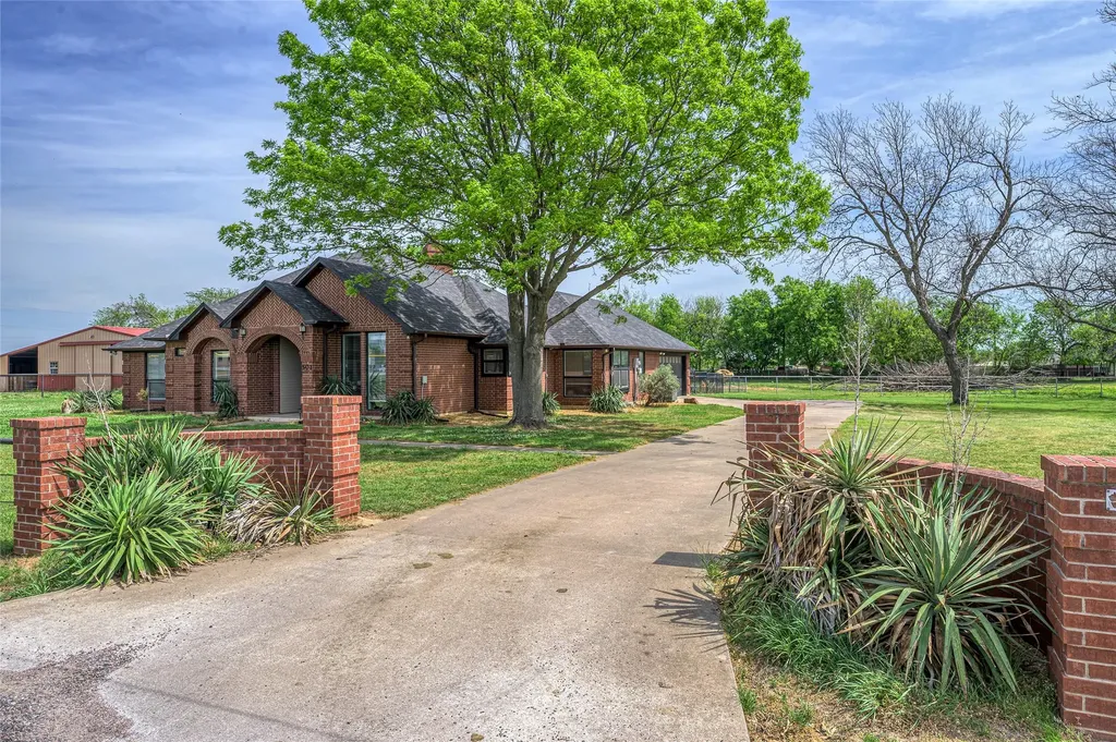 501 N Van Zandt Street Tioga TX 76271
