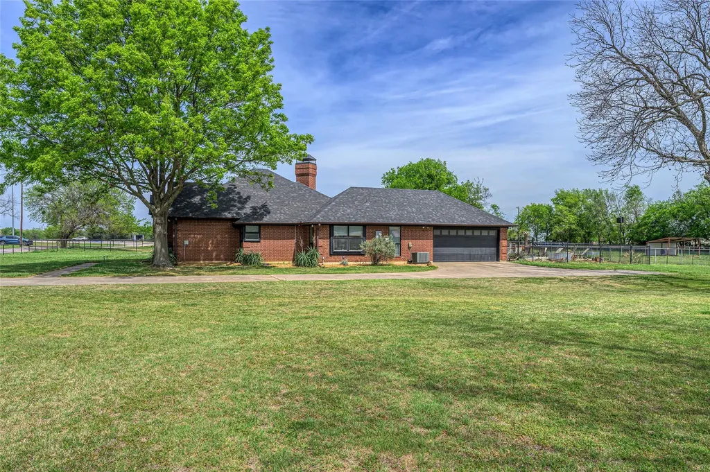 501 N Van Zandt Street Tioga TX 76271