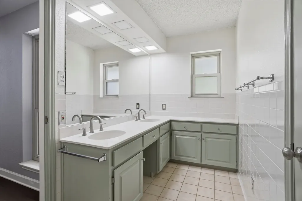 6409 Country Day Trail Benbrook TX 76132