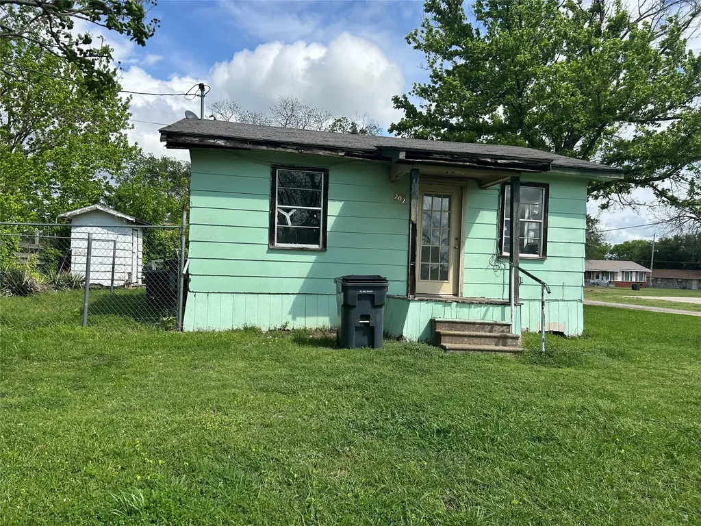 202 N 1st Street Point TX 75472