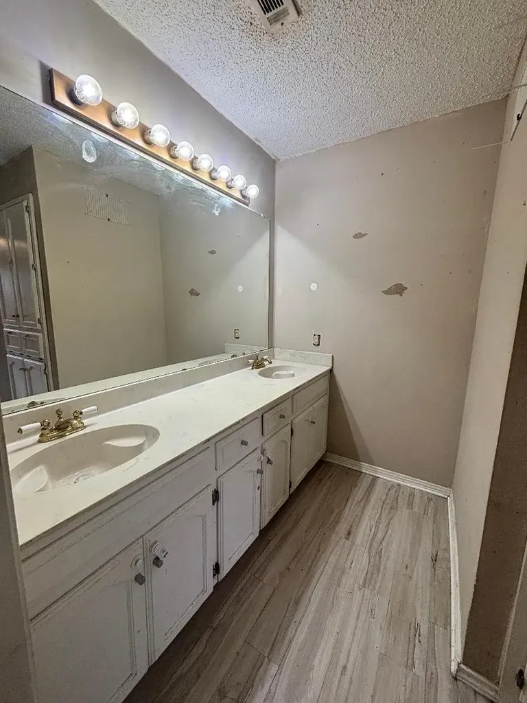 1107 Rimcrest Drive Arlington TX 76017
