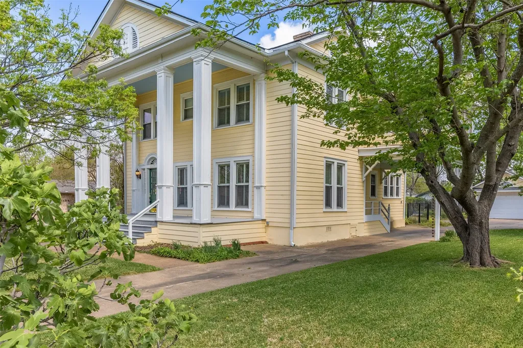 1017 N Woods Street Sherman TX 75092