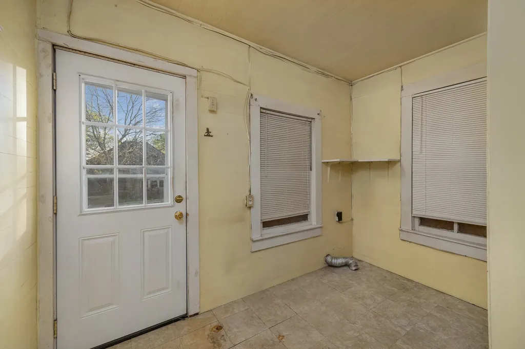 303 Seeley Avenue Mount Calm TX 76673