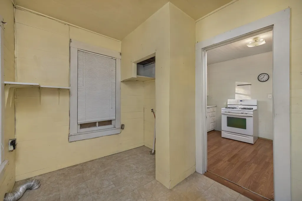 303 Seeley Avenue Mount Calm TX 76673