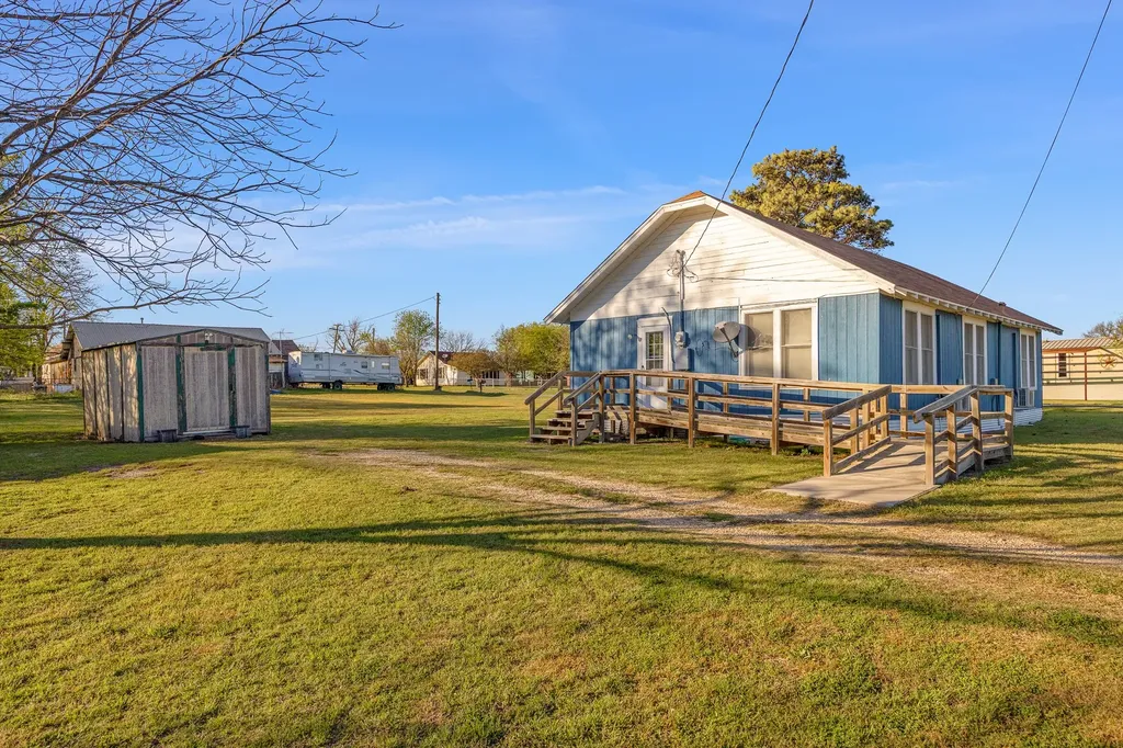 303 Seeley Avenue Mount Calm TX 76673