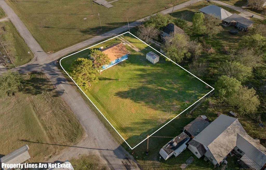 303 Seeley Avenue Mount Calm TX 76673