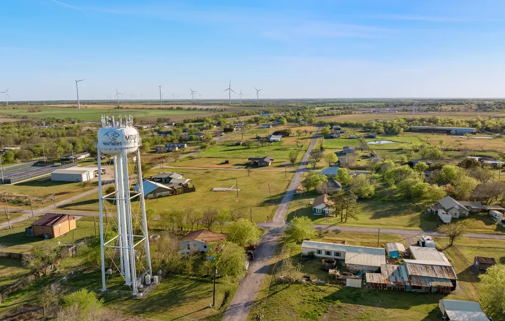 303 Seeley Avenue Mount Calm TX 76673