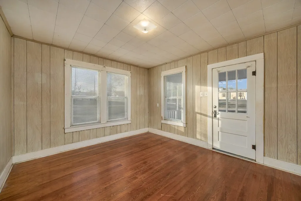 303 Seeley Avenue Mount Calm TX 76673