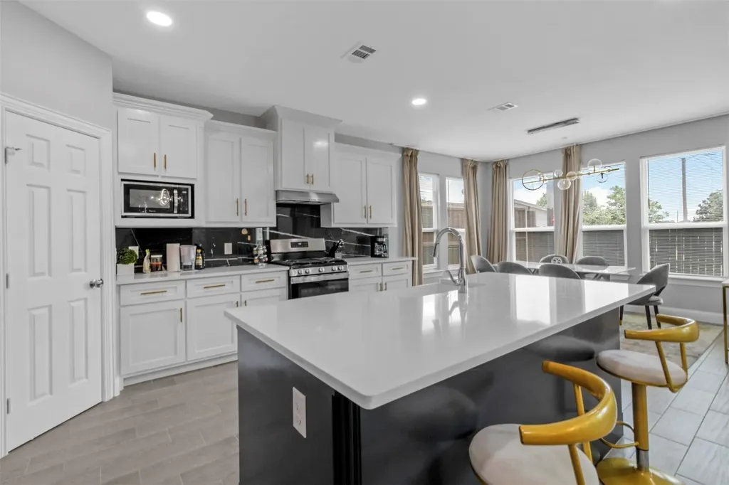 610 Parker Circle Garland TX 75040
