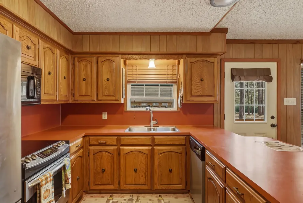 1048 W Holly Trail Hawkins TX 75765