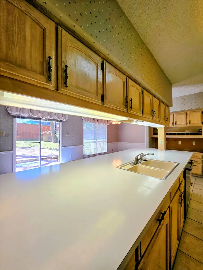 1020 Redbud Court Arlington TX 76012