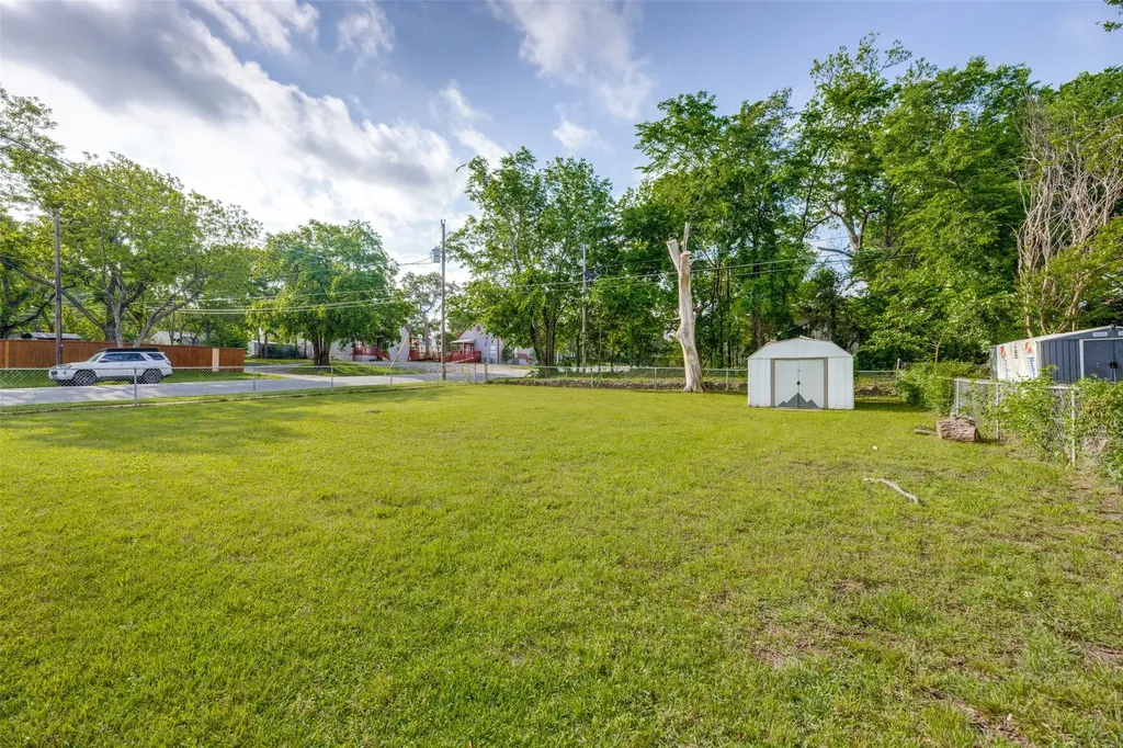 100 W Hull Street Denison TX 75021