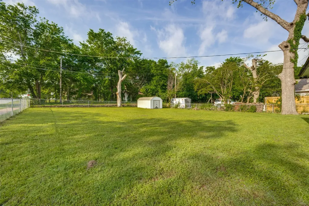 100 W Hull Street Denison TX 75021
