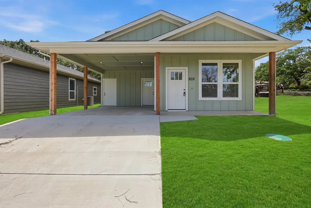 808 Branding Iron Trail Granbury TX 76049