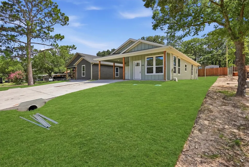 808 Branding Iron Trail Granbury TX 76049