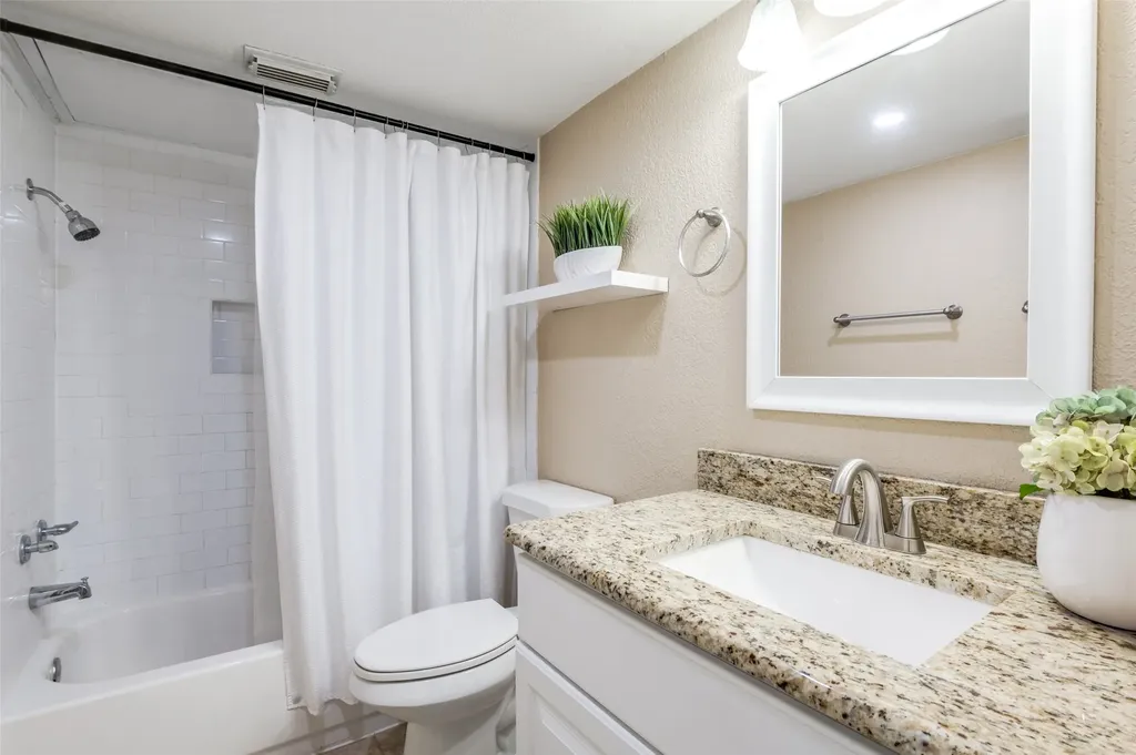 2111 Via Catalina Carrollton TX 75006