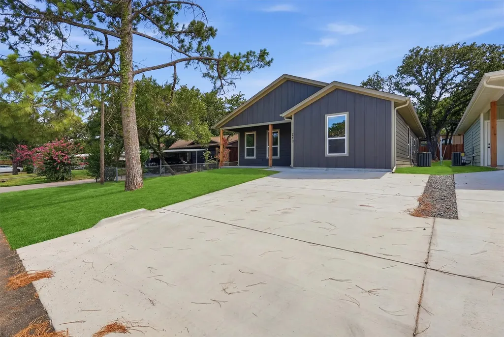 810 Branding Iron Trail Granbury TX 76049