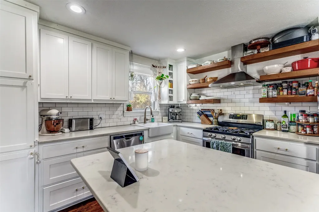 5716 Tracyne Drive Westworth Village TX 76114