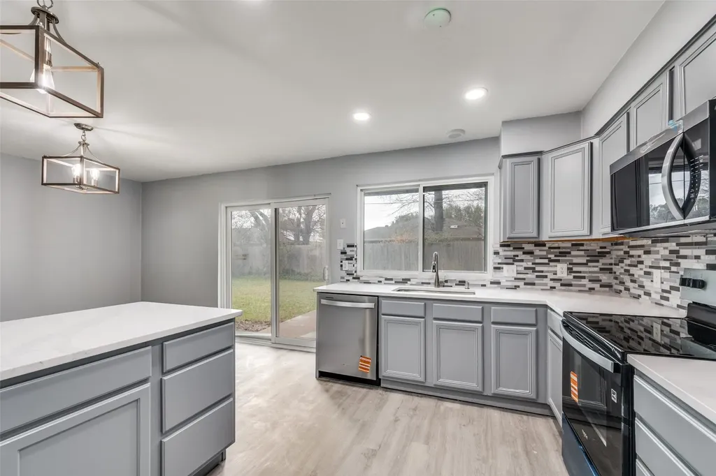 2006 Elmridge Drive Arlington TX 76012