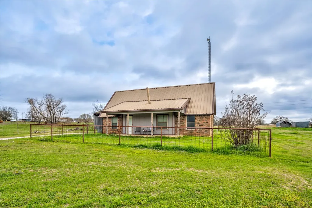 1106 Hcr 1414 Covington TX 76636