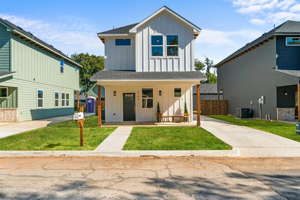 612 1/2 N Robinson Street Cleburne TX 76031