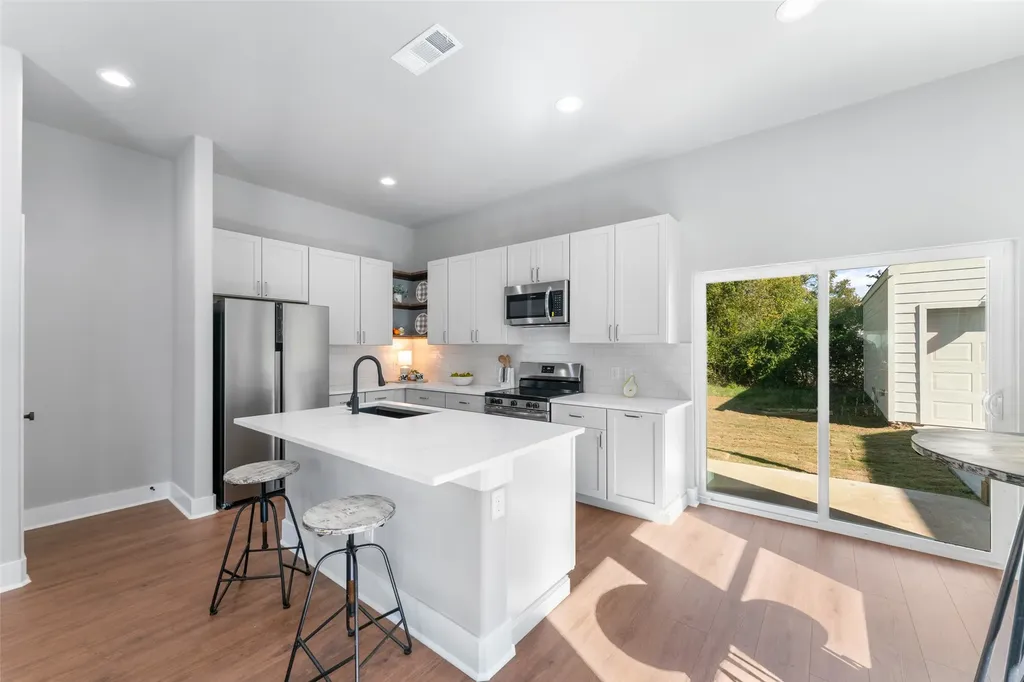 612 1/2 N Robinson Street Cleburne TX 76031