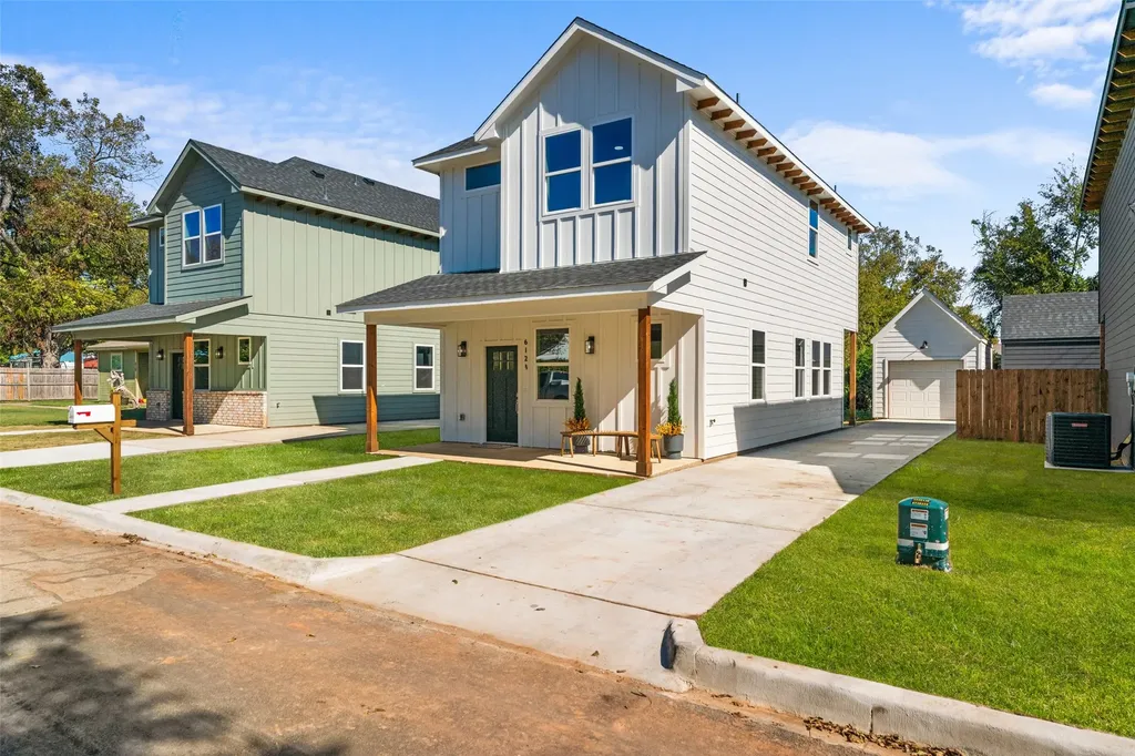 612 1/2 N Robinson Street Cleburne TX 76031