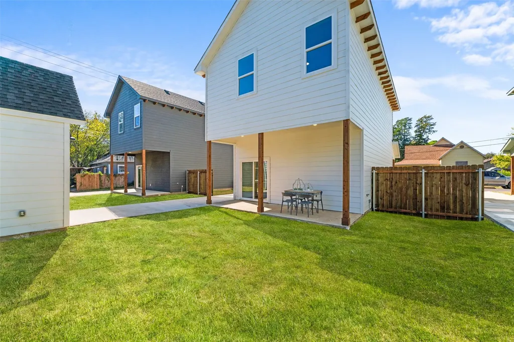 612 1/2 N Robinson Street Cleburne TX 76031