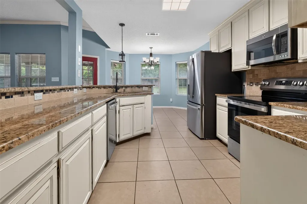 124 Topaz Circle Hewitt TX 76643