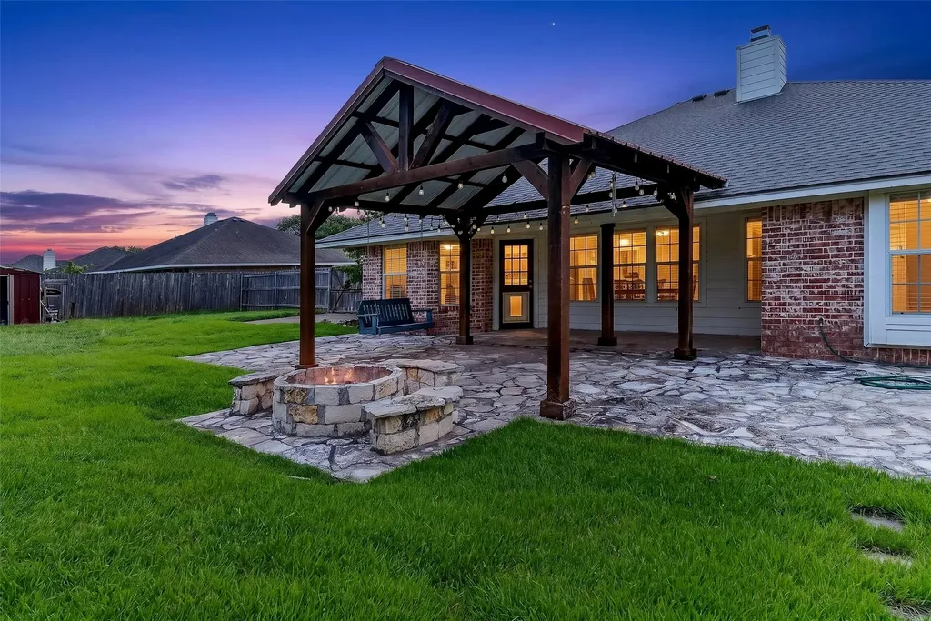 124 Topaz Circle Hewitt TX 76643