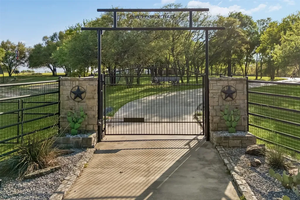 Granbury TX, 700 Temple Hall Highway